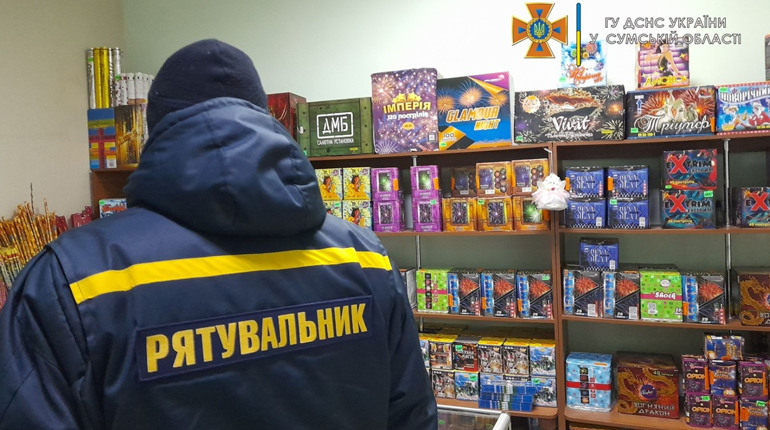 Рятувальники нагадують конотопцям про правила поведінки з піротехнікою