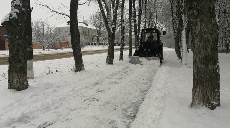 Засніжена краса, а розчищати треба. У розчищенні міста залучено 10 одиниць комунальної техніки