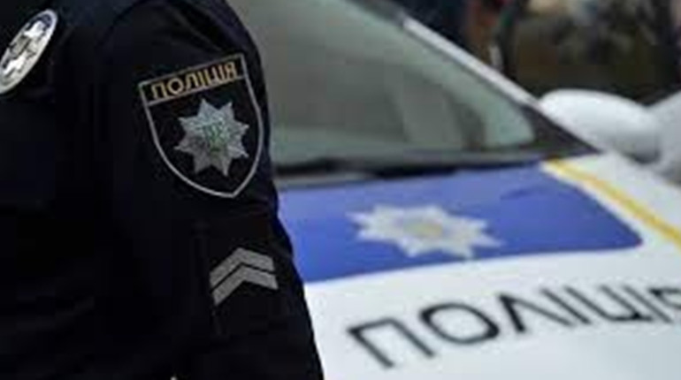 На очах у патрульних автівка наїхала на пішохода. Відео