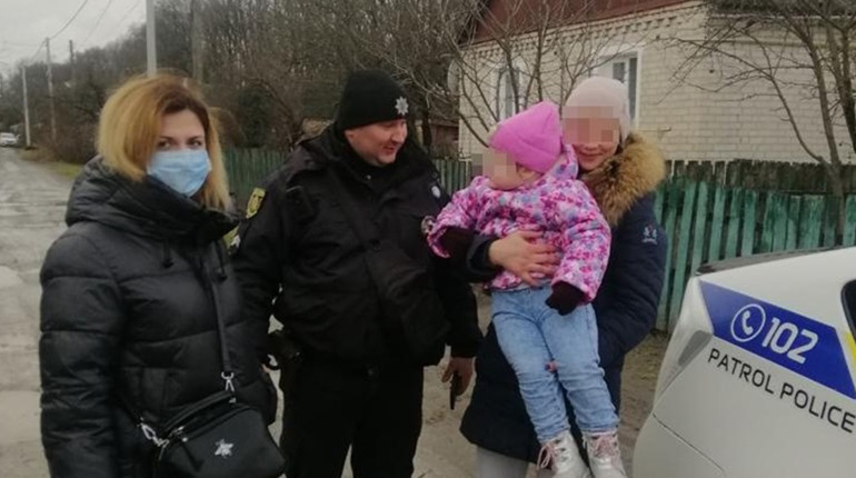 На Звягельщині поліцейські допомогли жінці повернути дитину