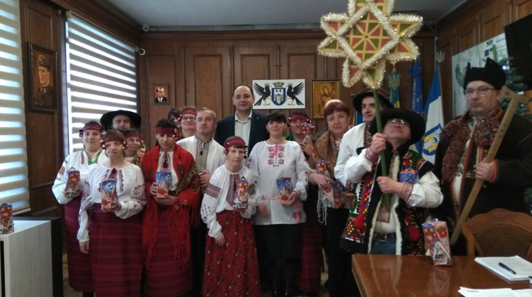 Підопічні геріатричного пансіонату заколядували керівництву області та міста