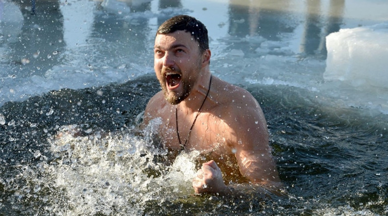 Чи пірнати в крижану воду: що думають про купання на Водохреща священники Дрогобича та медики