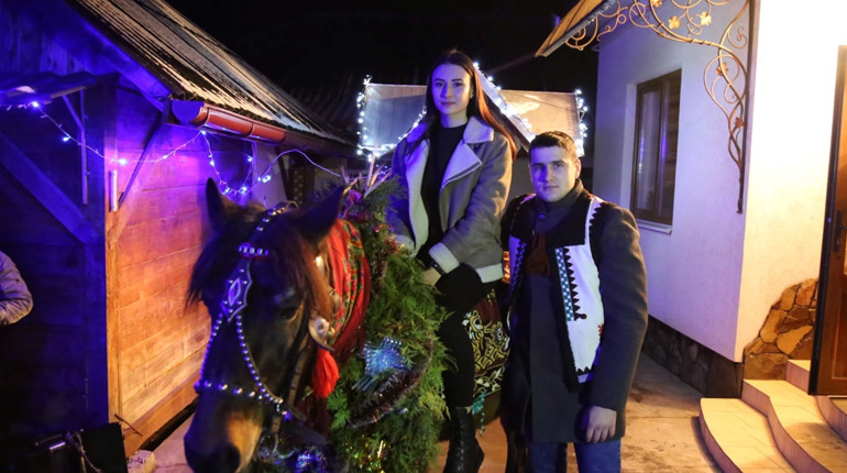У селі на Чортківщині на Василя засівають з конем (+ фотофакт)