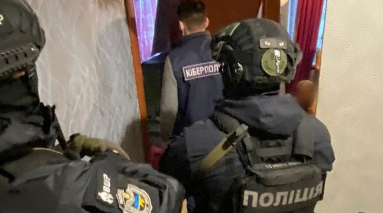 На Полтавщині мати знімала та продавала в Мережі інтимні фото та відео своїх доньок