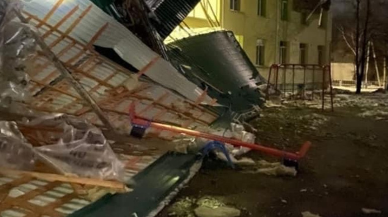 Шквальний вітер зніс дах з дитсадка у Сосниці, — ЗМІ