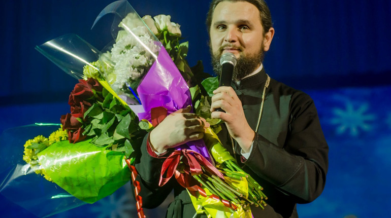 У Покровську виступав батюшка, що співає