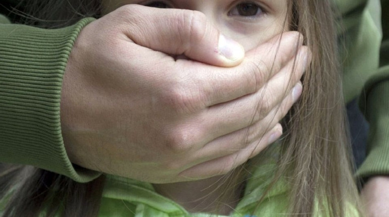25-річний хлопець тричі зґвалтував 13-річну дівчинку. Йому загрожує довічне ув'язнення
