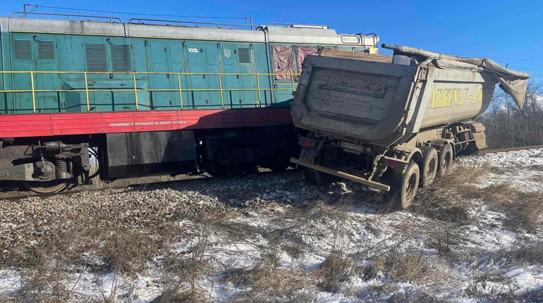 Біля Вознесенська 18 січня сталася ДТП: вантажівка та локомотив. Поліція розшукує свідків