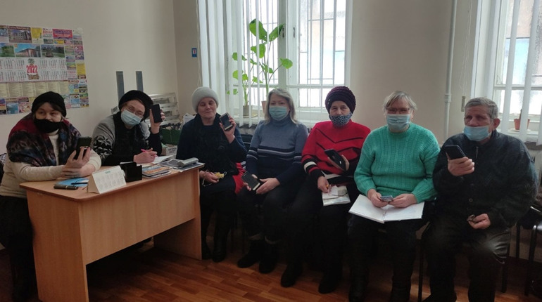 Конотопським пенсіонеріам допомагають оволодіти смартфоном та комп'ютером