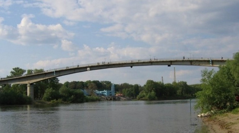 Чернігівські патрульні вмовили жінку не стрибати з мосту. Відео