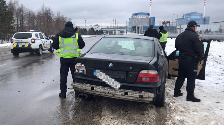 Кинув BMW та навтьоки. 27-річний нетішинець під дією марихуани здійснив ДТП та тікав від поліції