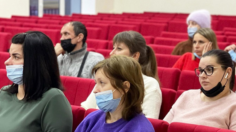 Представники влади зустрілися з директорами шкіл та батьківською радою