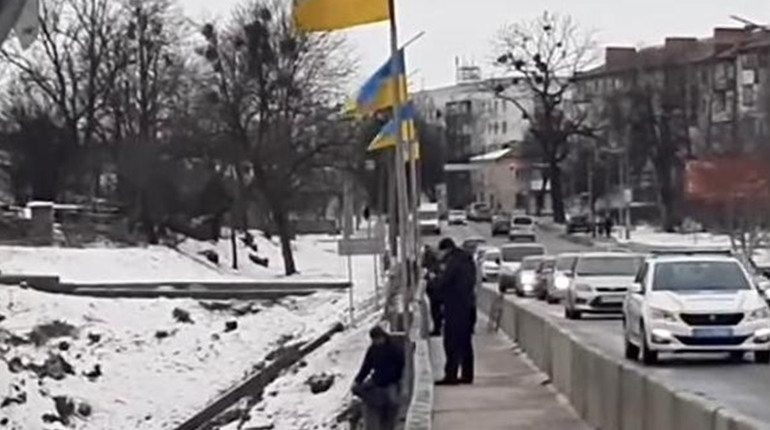 Хотів стрибнути з моста: у Новограді-Волинському поліцейські врятували чоловіка від самогубства