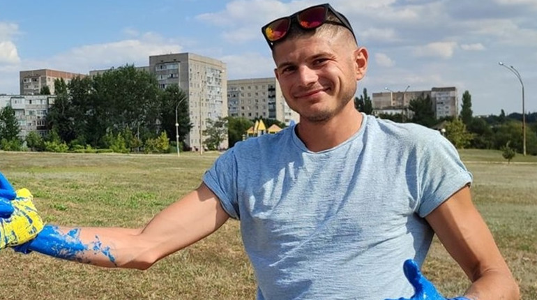 Константин Кондаков помогает нардепу, сажает деревья и убирает стихийный мусор. Редакційна кава