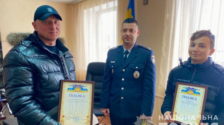 У Новограді-Волинському поліцейські відзначили підлітка за допомогу у порятунку життя чоловіку