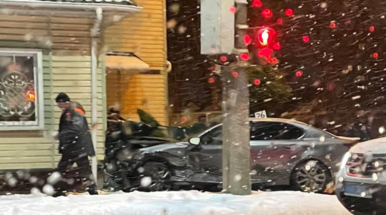 Lexus в'їхав у будинок на вулиці Молодчого. Подробиці ДТП