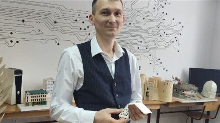Чортків'янин створює паперові макети будинків (+ відео)