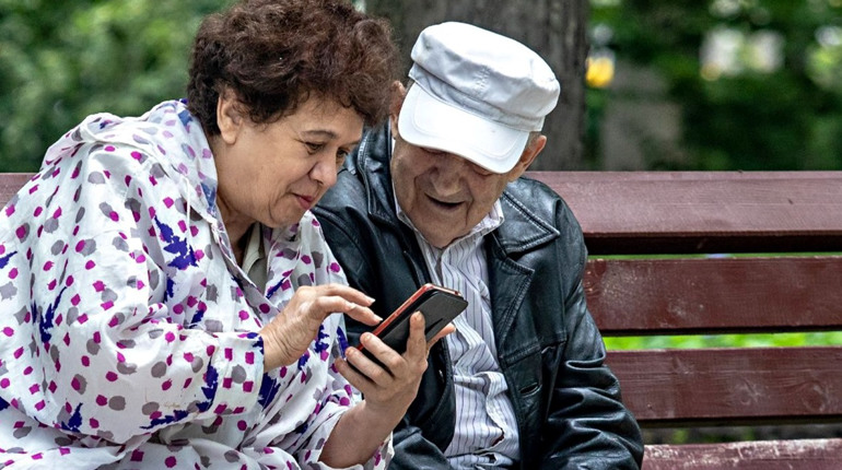 Навесні сірогозькі пенсіонери 60+ отримають безкоштовні смартфони, але тільки ті, хто вакцинувався