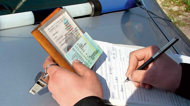 Поліція штрафує за “старі” водійські права: чи можна не сплачувати штрафи за таке “порушення”?