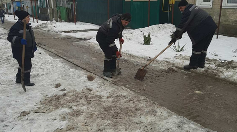 И не важно, что выходной: очистили ото льда самый большой тротуар в Попасной