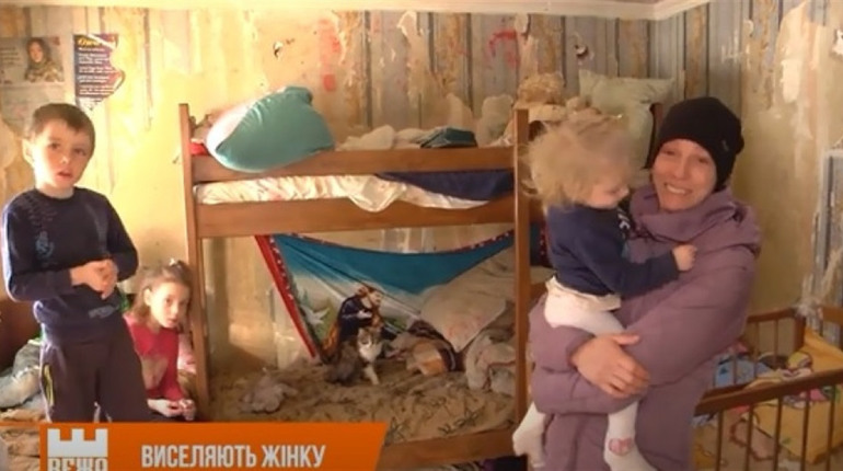 На Надвірянщині з хати виселяють багатодітну матір-одиначку