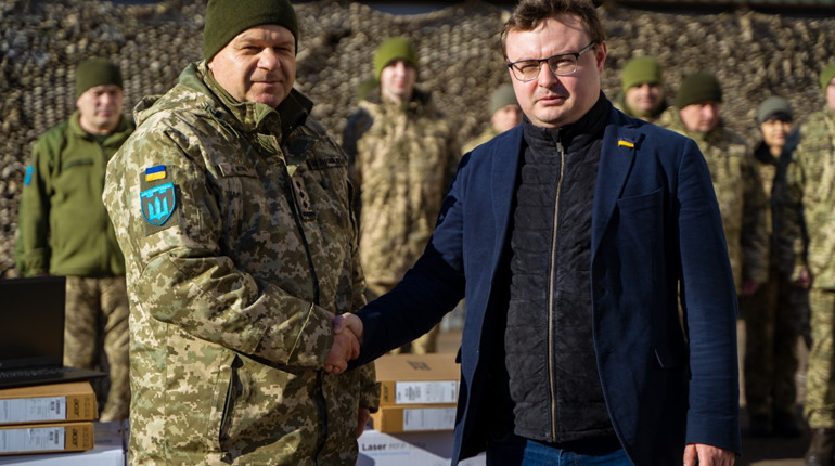 Нардепи від партії "Слуга Народу" передали оргтехніку підрозділам територіальної оборони Житомирщини