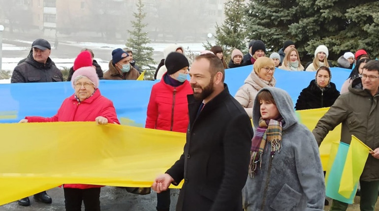 Разом заспівали Гімн та урочисто підняли Державний Прапор: на Лозівщині відзначили День єднання