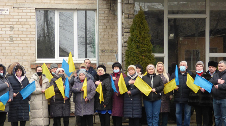 «З Україною в серці!»: в Первомайському коледжі відбувся патріотичний флешмоб