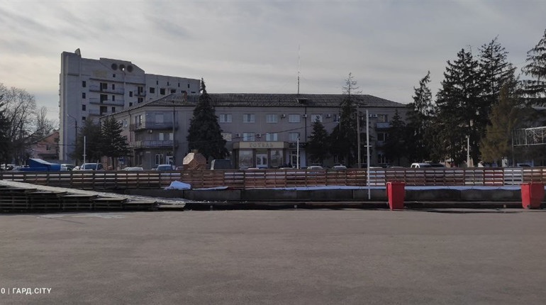 Ковзанку на центральній площі розбирають: фотофакт