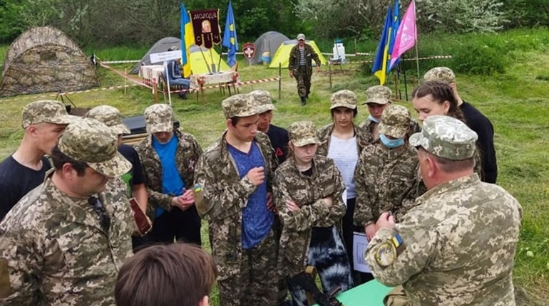 У Мирному завдяки спонсорам та меценатам на уроки "Захисту України" придбали пневматичну гвинтівку