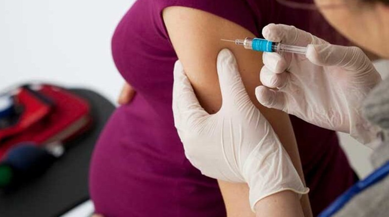 Чи безпечна вакцинація для вагітних та чому їм наполегливо рекомендують щепитись від коронавірусу?