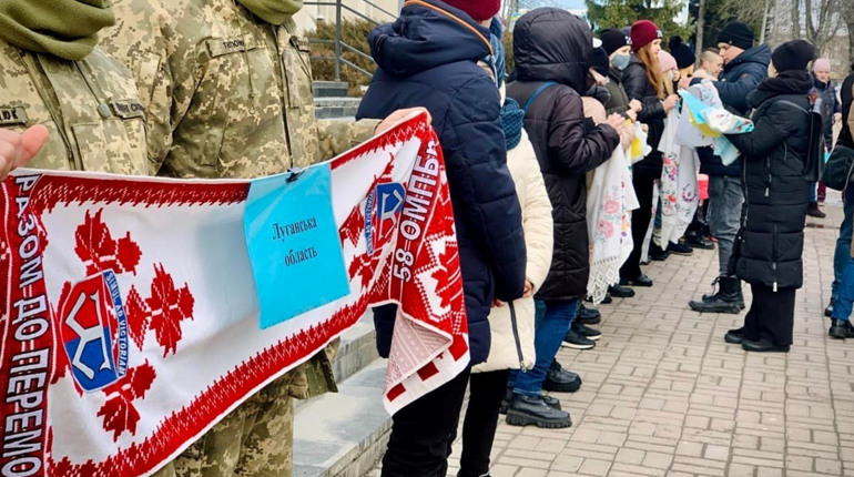 Живий ланцюг, військовий оркестр та молитва: як у Конотопі відзначили день Героїв Небесної Сотні