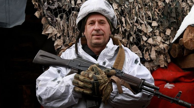 Займаюсь тим, чим і всі нормальні чоловіки останні вісім років — захистом Батьківщини