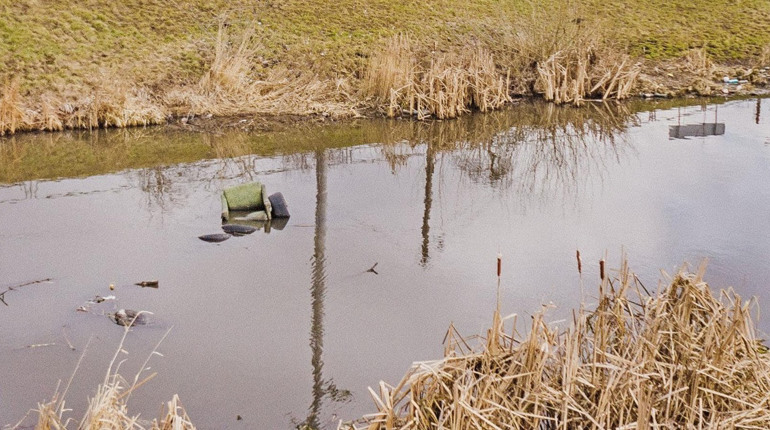 Чернігівські комунальники дістали зі Стрижня крісло. Фото