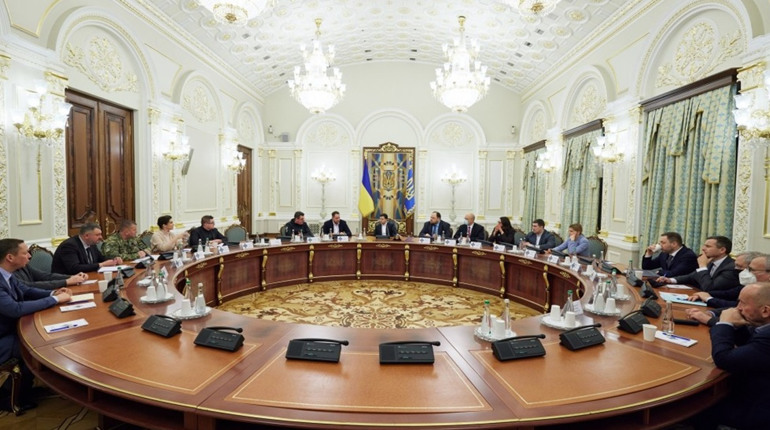 Зеленський скликає РНБО, введуть воєний стан