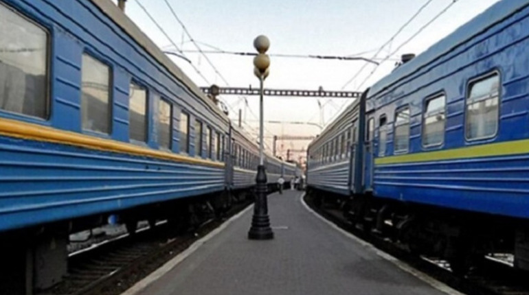 Укрзалізниця працює, але зі змінами маршрутів руху потягів. Є й додаткові рейси