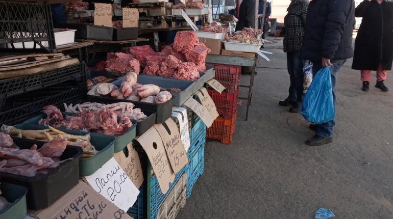 Продукти є, хоча й не весь асортимент, ціни не піднімали: Первомайський ринок у другу добу війни
