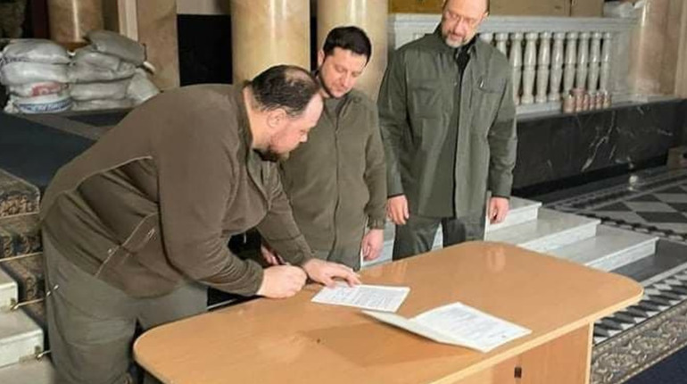Президент Володимир Зеленський підписав заявку на членство України в Європейському Союзі