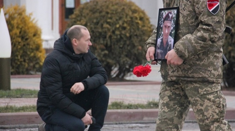 У Калинівці в останню путь провели Олександра Дробінчука, який загинув на війні з Росією