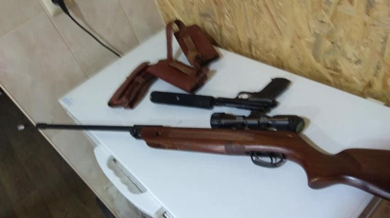 Поліцейські затримали чернігівця, який стріляв з рушниці у під’їзді будинку