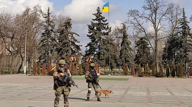 Російські окупанти у Скадовську пограбували міськраду і втекли