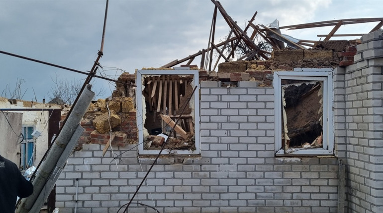 У Генічеську відновлюють будинки, пошкоджені внаслідок обстрілів