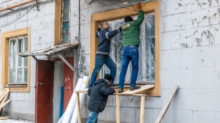У Дніпрі комунальники приводять до ладу будинки, які були ушкоджені ранковими обстрілами