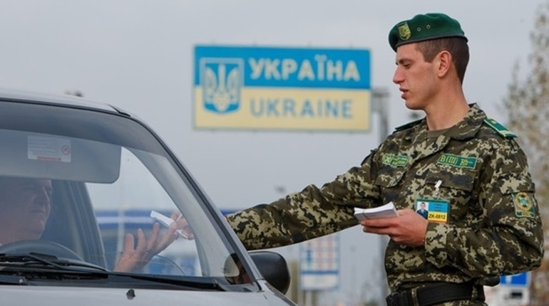 На трасі Одеса-Рені прикордонники оформляють повістки чоловікам призовного віку