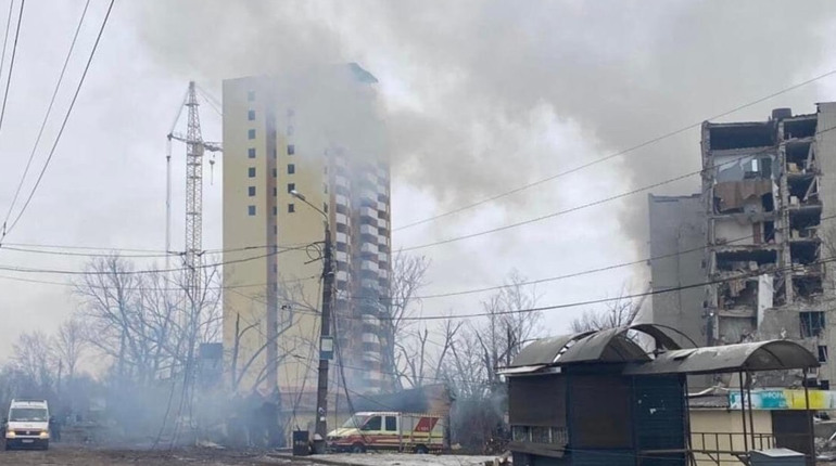 Окупант продовжує щодня руйнувати Чернігів. 13 березня авіаудар нанесено по житловому будинку
