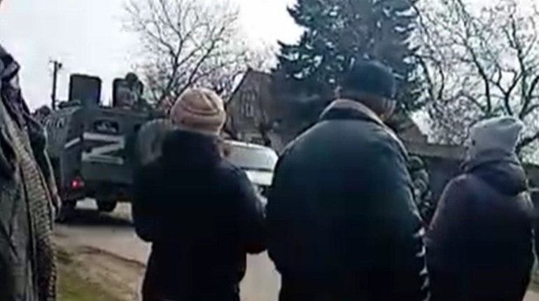 У селі під Скадовськом (Херсонщина) російські окупанти силою виводять людей з хат: люди чинять опір