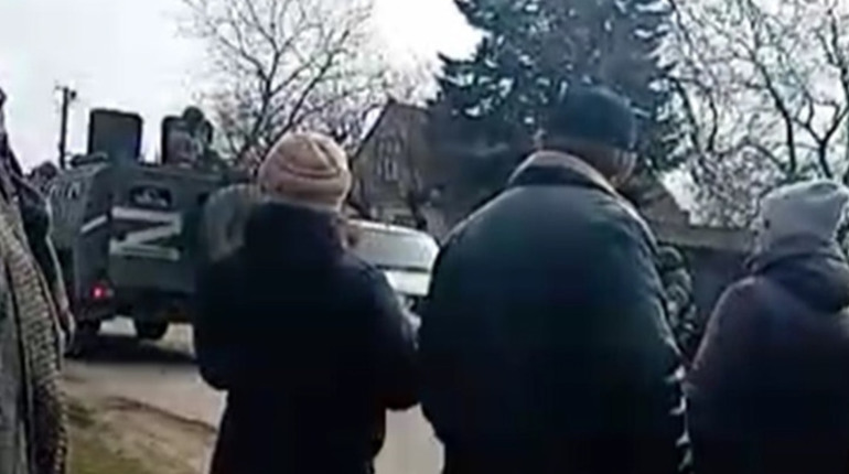 У селі під Скадовськом на Херсонщині російські окупанти силою виводять людей з хат: люди чинять опір