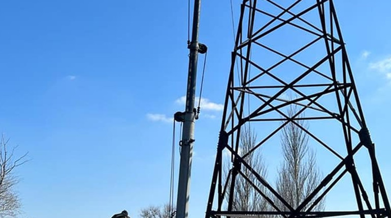 У Мар'їнці відновлюють електропостачання, заважають постійні обстріли