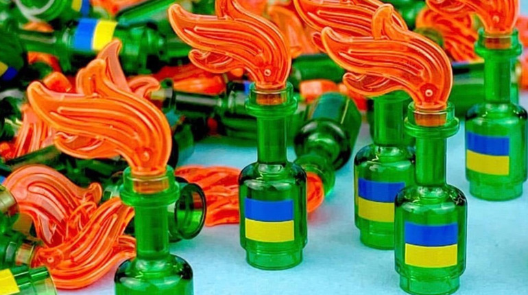 Мініфігурки президента Зеленського та крихітні коктейлі Молотова: Lego зібрав для України кошти