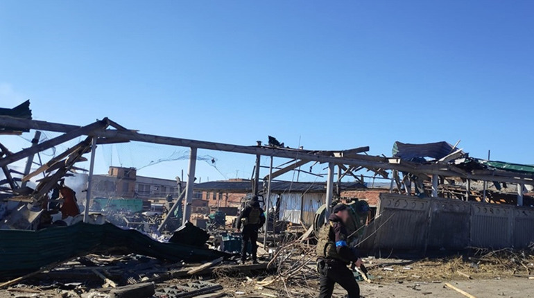 Поліцейські фіксують наслідки ворожого обстрілу Малинської громади